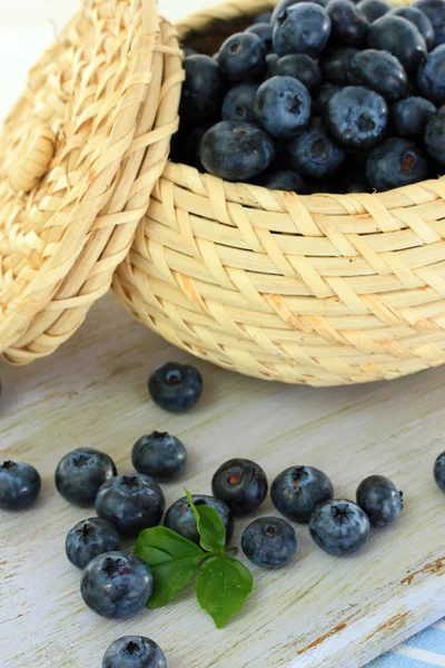 Bleuets dans un panier en bois à bord sur une serviette — Photo