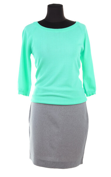 Хорошая блузка и юбка на манекене, изолированная на белом
