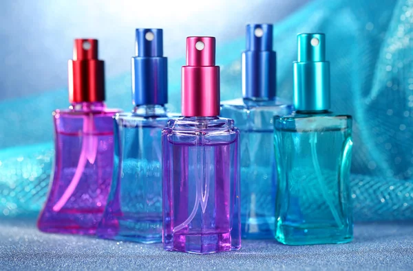 Perfumy kobiety w pięknych butelkach na jasnym tle — Zdjęcie stockowe