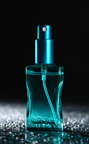 Mulheres perfume em bela garrafa no fundo escuro — Fotografia de Stock