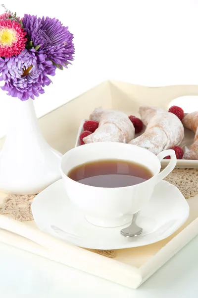 나무 트레이 흰색 절연에 케이크와 차 한잔 — 스톡 사진