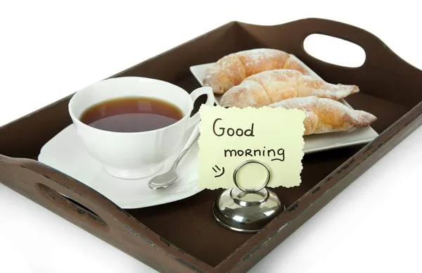 Taza de té con pasteles en bandeja de madera aislada en blanco — Foto de Stock