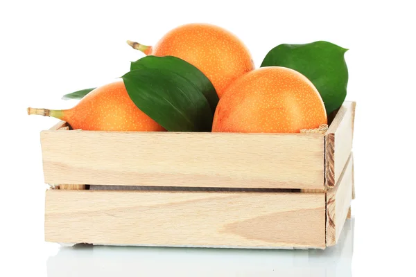 Frutti della passione su scatola di legno isolata su bianco — Foto Stock