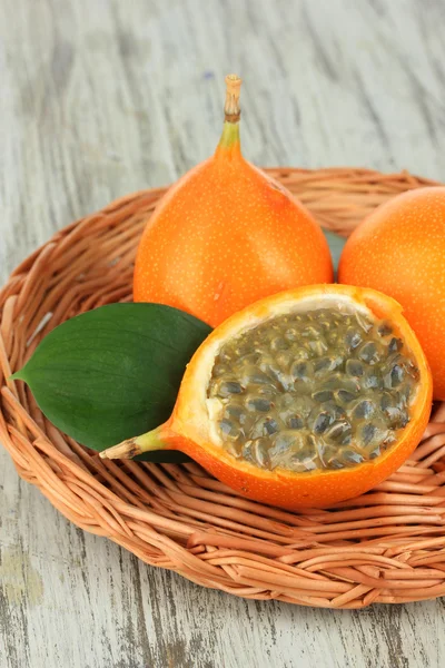 Frutas de la pasión en alfombra de mimbre en primer plano de la mesa — Foto de Stock