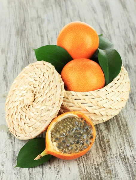 Frutas de la pasión en canasta de mimbre en primer plano de la mesa — Foto de Stock