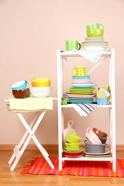 Beaux meubles blancs avec vaisselle et décoration, sur fond de mur de couleur — Photo
