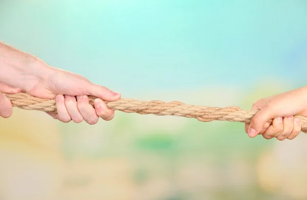 Tauziehen, vor hellem Hintergrund — Stockfoto