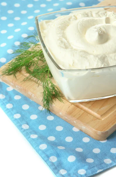 Saure Sahne in Schüssel in Großaufnahme — Stockfoto