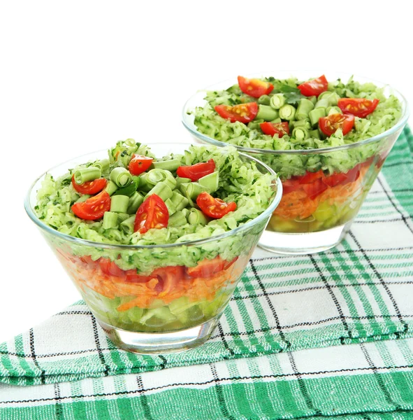 Вкусный салат со свежими овощами, изолированный на белом — стоковое фото