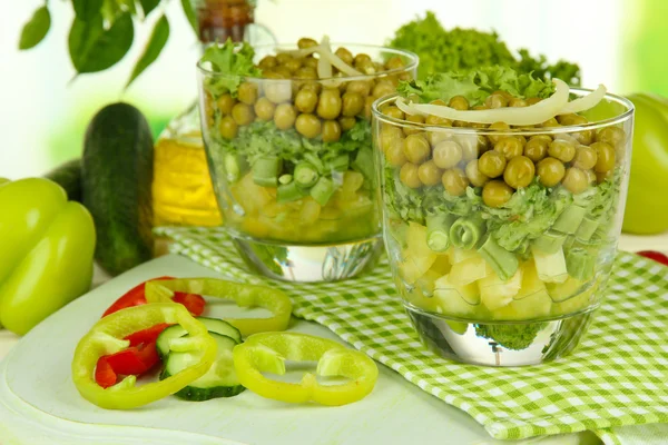 Смачний салат зі свіжими овочами на дерев'яному столі — стокове фото