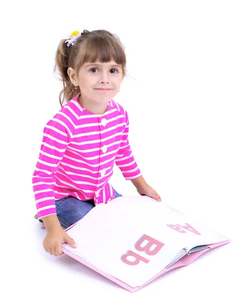 Küçük kız beyaz izole kitap ile katta oturan — Stok fotoğraf