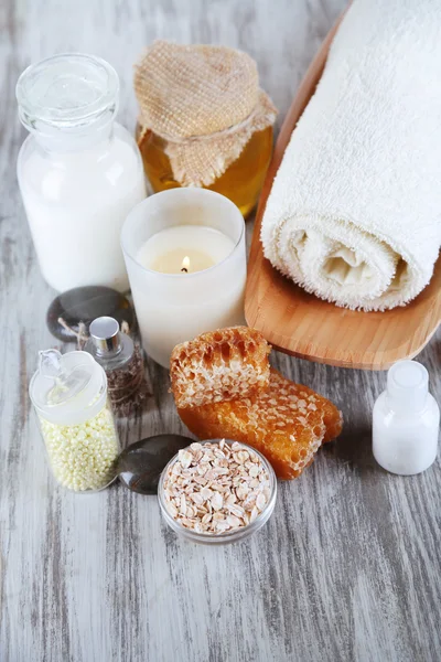 Mel e leite spa com óleos e mel em mesa de madeira close-up — Fotografia de Stock