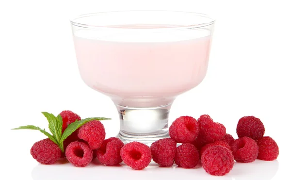 Delizioso yogurt con bacche isolate su bianco — Foto Stock