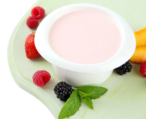 Heerlijke yoghurt met fruit en bessen geïsoleerd op wit — Stockfoto