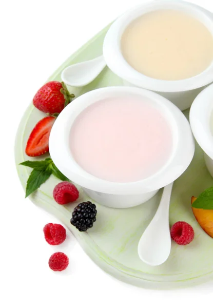 Délicieux yaourt aux fruits et baies isolés sur blanc — Photo