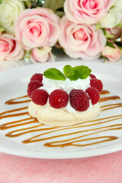 딸기, 맛 있는 머 랭 케이크를 닫습니다. — 스톡 사진