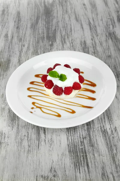 나무 테이블에 딸기와 맛 있는 머 랭 케이크 — 스톡 사진