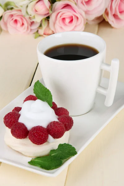 Sabroso pastel de merengue con bayas y taza de café, en la mesa de madera —  Fotos de Stock