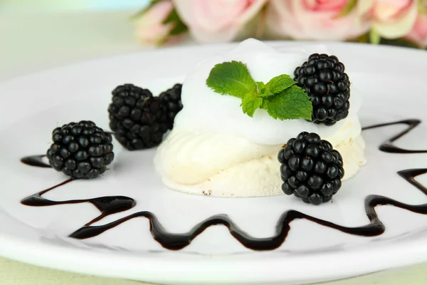 Sabroso pastel de merengue con bayas, de cerca — Foto de Stock
