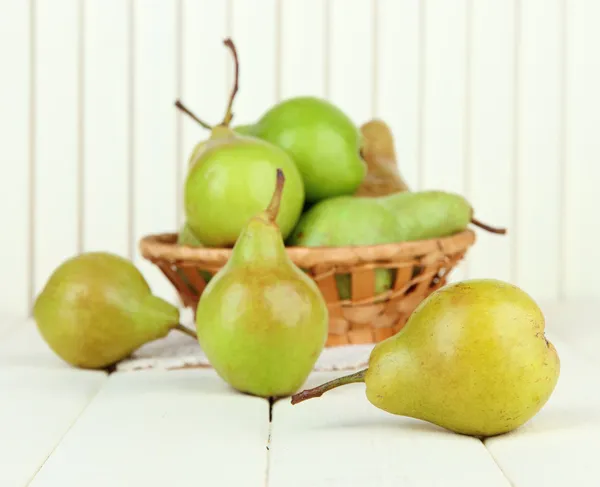 Peren in rieten mand, op lichte achtergrond — Stockfoto