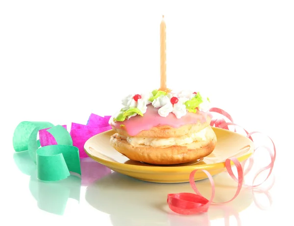 Torta colorata di compleanno con candela isolata su bianco — Foto Stock