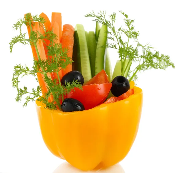 Diverse råa grönsaker pinnar i peppar skål isolerad på vit — Stockfoto