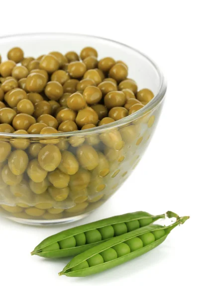 Guisantes verdes aislados sobre blanco —  Fotos de Stock