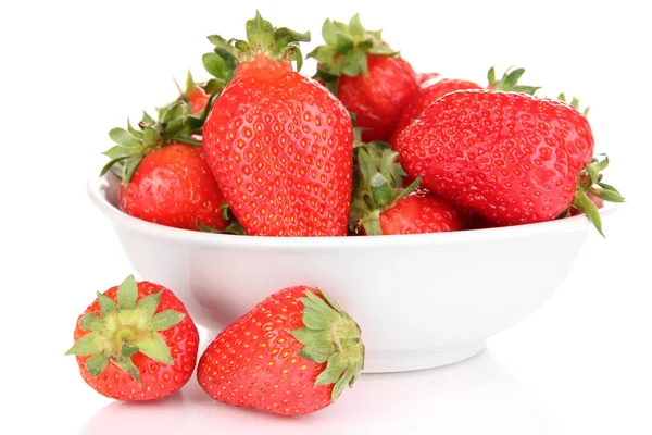 孤立在白色的碗里的新鲜草莓 — 图库照片