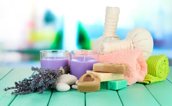 Bodegón con vela de lavanda, jabón, bolas de masaje, jabón y lavanda fresca, sobre fondo brillante —  Fotos de Stock