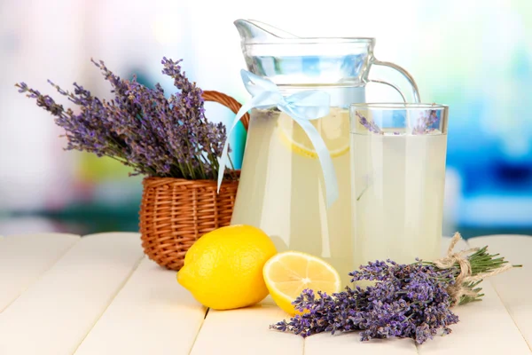 Limonata di lavanda, su sfondo brillante — Foto Stock