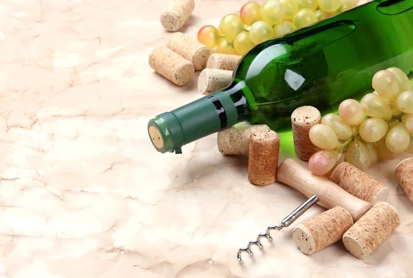 瓶红酒、 葡萄和旧纸张背景上的软木塞 — 图库照片