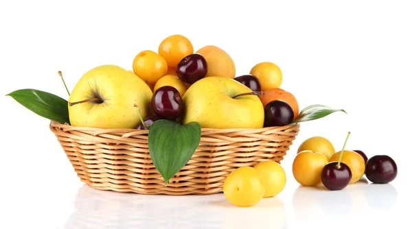 Frutas de verano brillantes en cesta aislada en blanco — Foto de Stock