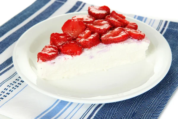 Käsekuchen mit frischen Beeren auf weißem Teller Nahaufnahme — Stockfoto