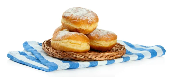 Leckere Donuts auf Weidenteller, isoliert auf weißem — Stockfoto