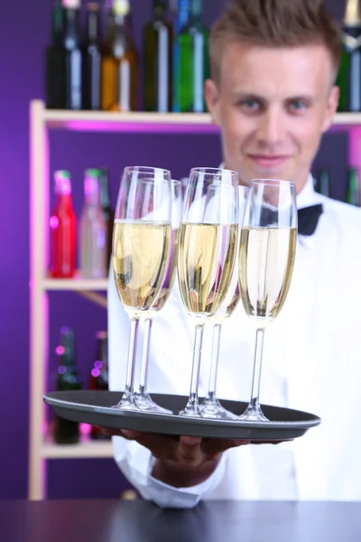 Barkeeper hält Tablett mit Champagnergläsern — Stockfoto