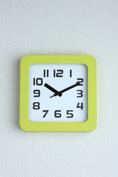 办公室颜色背景墙上的时钟 — 图库照片