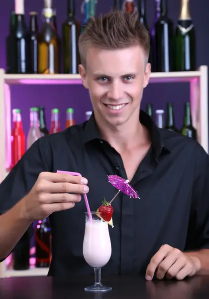 Porträtt av stilig bartender förbereda cocktailbar, på — Stockfoto