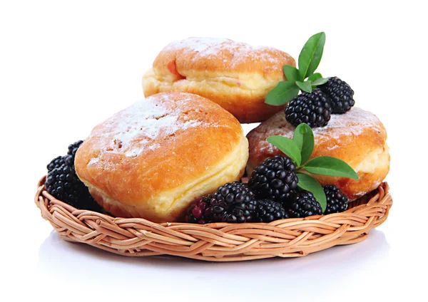 Смачні пончики з ягодами, ізольовані на білому — стокове фото