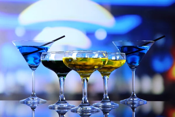 Lunettes de cocktails sur fond lumineux — Photo