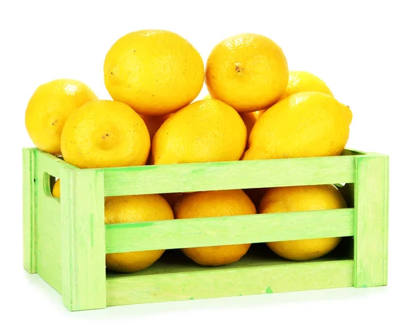 白で隔離される木製の箱で熟したレモン — ストック写真
