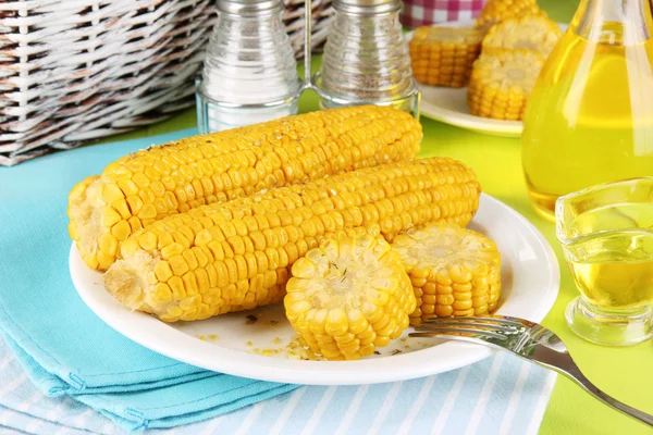 Aromatisierter gekochter Mais auf Teller auf Holztisch in Großaufnahme — Stockfoto