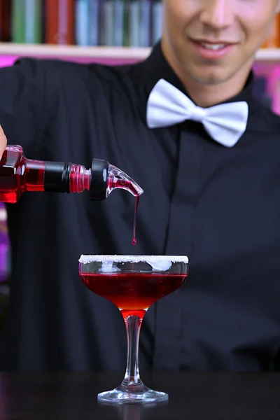 Portrait of handsome barman preparing cocktail, at bar — Stock Photo, Image