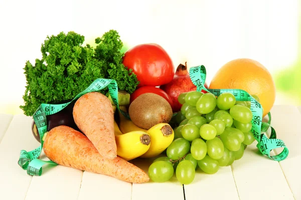 Verdure fresche su tavola su fondo chiaro — Foto Stock