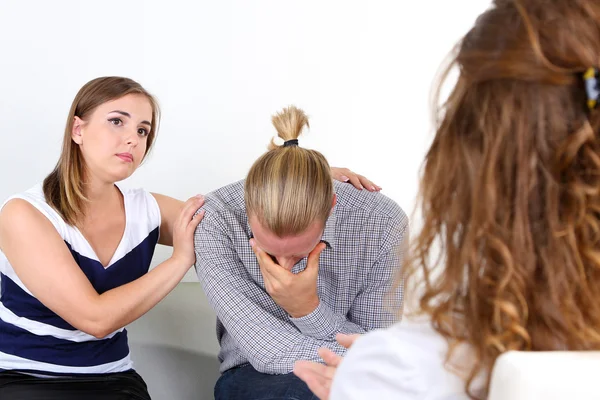 Mladý pár s problémem na recepci pro rodinného psychologa — Stock fotografie