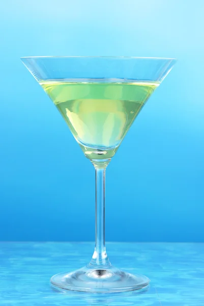 Cocktail em fundo brilhante — Fotografia de Stock