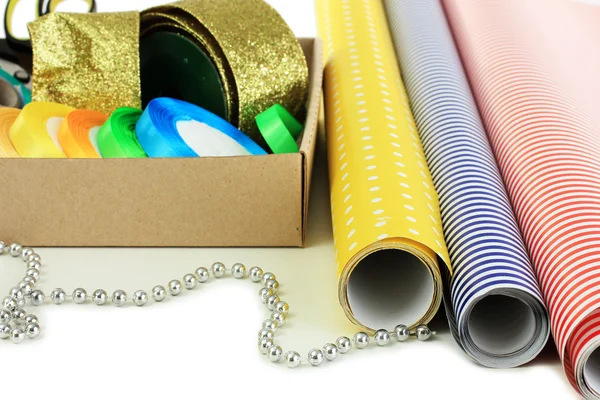 Materiales y accesorios para envolver regalos aislados en blanco — Foto de Stock