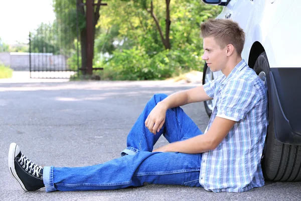 救助を待っている車の故障と道路上の男 — ストック写真