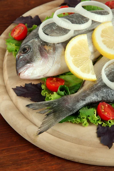 Dorado pescado en primer plano de la mesa —  Fotos de Stock