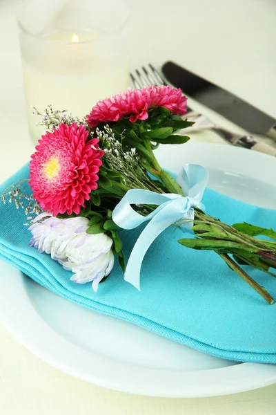 Mesa de comedor festiva con flores aisladas en blanco — Foto de Stock