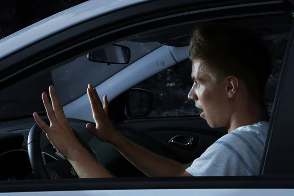 Junger Mann fährt nachts mit seinem Auto — Stockfoto